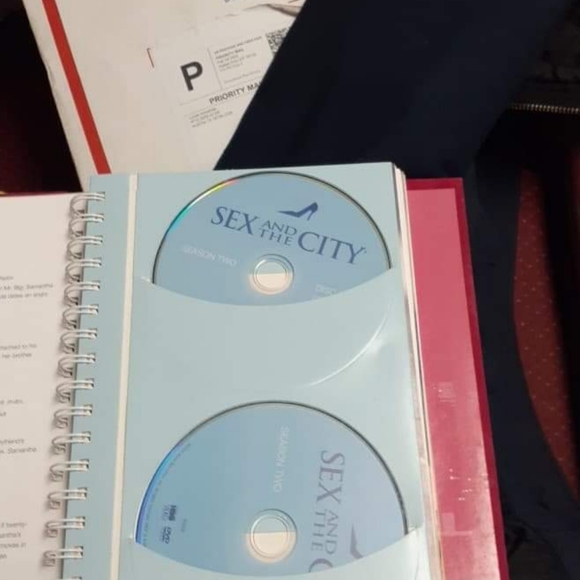The complete set of DVDs of sex in the city with b - Picture 3 of 8